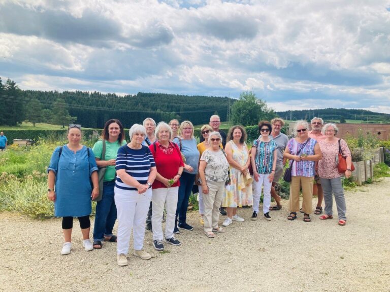 Am Tag des Dankes besuchen die Menschen, die sich ehrenamtlich für Geflüchtete engagie-ren, den Kräutergarten der Firma Alb-Gold in Trochtelfingen.