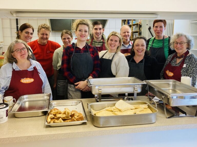 Mitarbeitende der Sozial- und Verfahrensberatung (SuV) kochen für die Vesperkirche