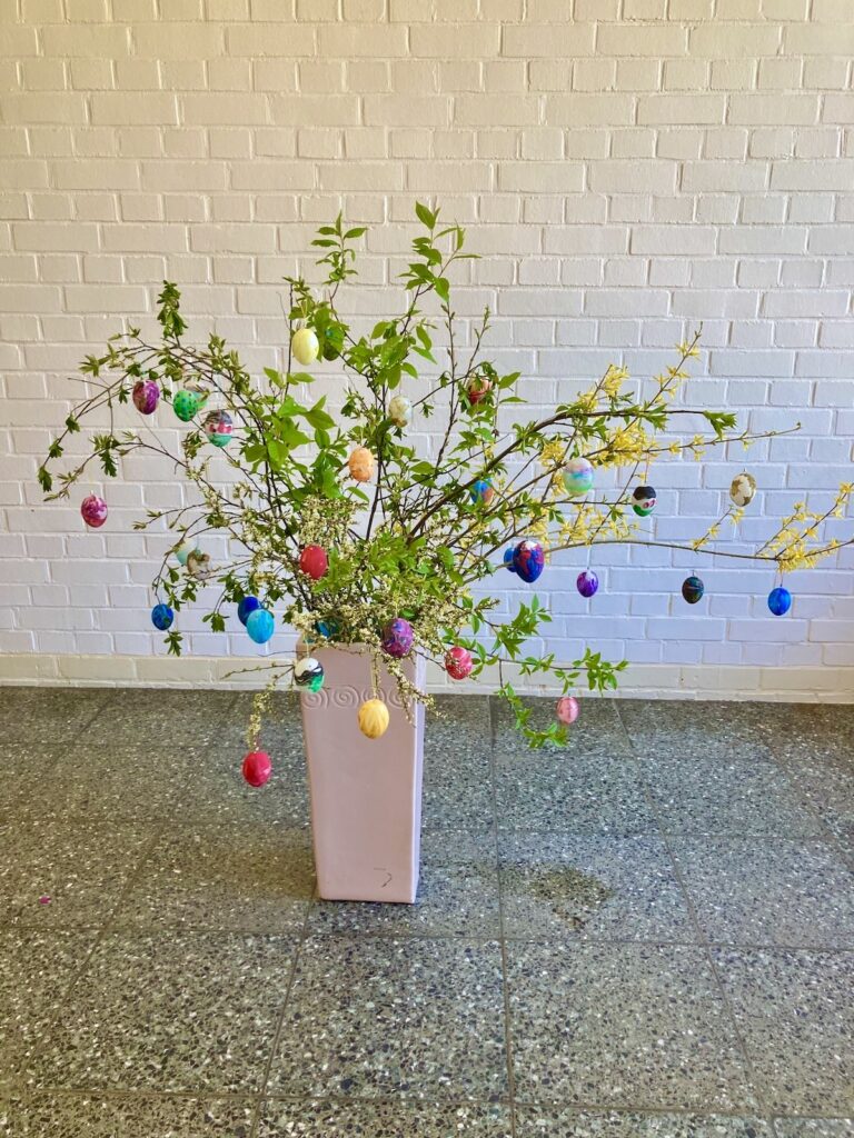 Kinder bemalen Ostereier
